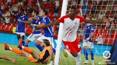 Sadiq, del Almera, celebra su gol anulado mientras los jugadores del Oviedo protestan