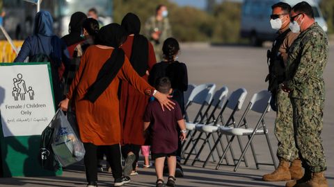 Ciudadanos afganos a su llegada a la Base Naval de Rota, España