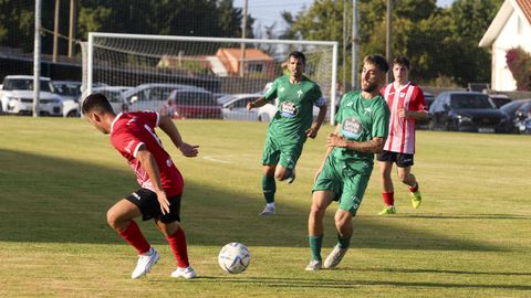 Iker Losada, en la imagen durante el duelo ante el Galicia de Mugardos, est� siendo uno de los m�s destacados de la pretemporada verde.