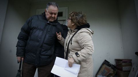Carlos, a la izquierda, dialogando con Carmen tras recibir las llaves de la casa okupada