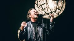 Eddie Vedder durante concierto de su banda Pearl Jam en el festival NOS Alive, en Portugal
