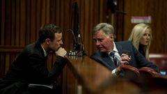 Oscar Pistorius, habla con miembros de su defensa en el Tribunal Superior de Pretoria durante su juicio por asesinato en Pretoria (Sudfrica)