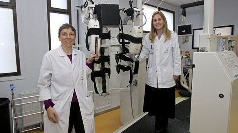 Las doctoras Lucía Camino e Iria Barba, expertas en rehabilitación de pacientes con daño cerebral.