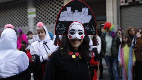 Domingo de entroido en Verín. Desfile con mucha participación y público.