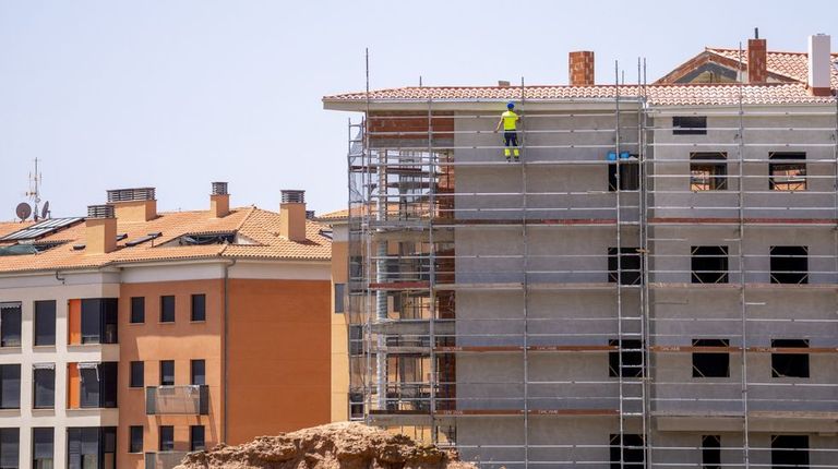 El número de trabajadores afectados por ERE baja un 23,1 % en abril, hasta 7.612