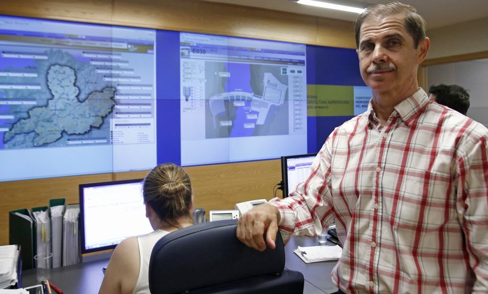 Los participantes en la concentraci�n ante la Hidrogr�fica portaban varias pancartas. 