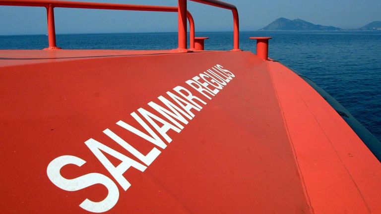 Rescatados los dos tripulantes de una planeadora que volcó en Espiñeirido por un golpe de mar