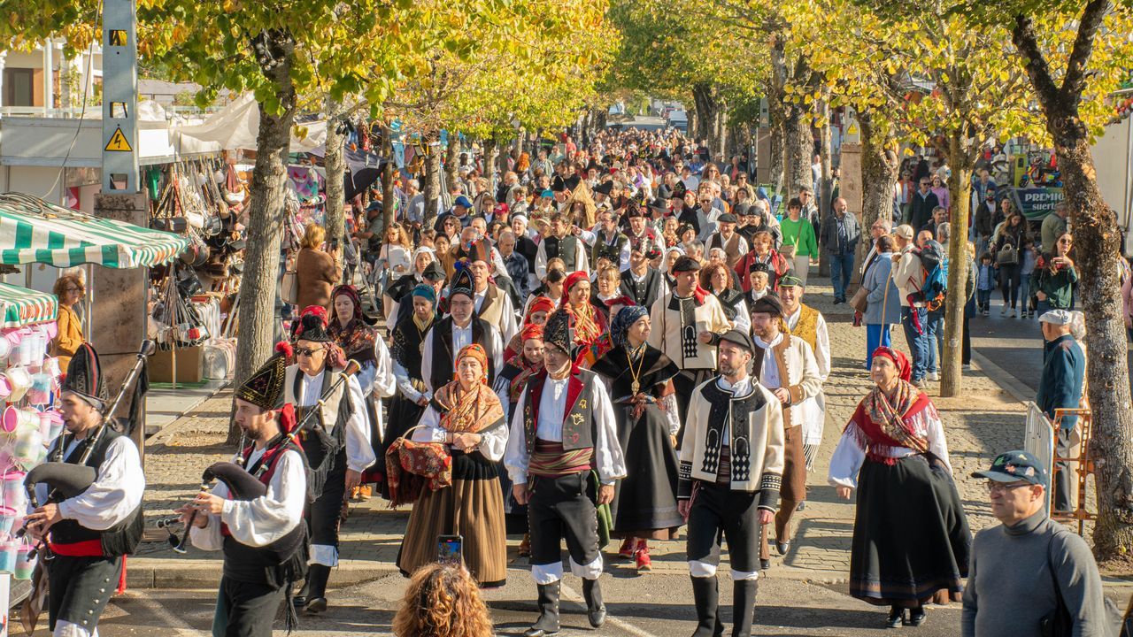 Domingo das Mozas en Lugo por San Froiln.En la imagen, una sesin de yoga de Ashtanga Corua en la costa de Ferrol