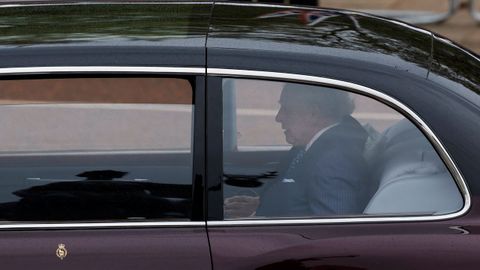 Carlos III, en el coche, camino de la ceremonia