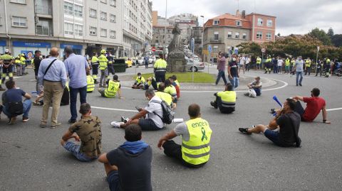 Sentada de trabajadores de Ence en la rotonda de As Corbaceiras, en Pontevedra