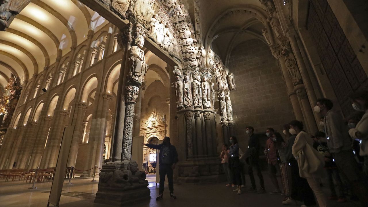 Visita nocturna a la catedral de Santiago.Consuelo Almela y dos amigas, que estn peregrinando a Santiago, durante una parada en Portonovo