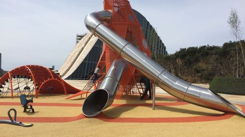 Parque infantil sealizado como  zona de lecer  en los senderos del Bosque de Galicai. Sin sombra