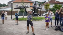 Alfonso Junco al llegar a O Pereiro tras ms de cuatro mil kilmetros en bicicleta desde Estambul