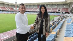 La presidenta del Pontevedra CF, Lupe Murillo, junto al entrenador, Yago Iglesias, en el estadio de Pasarón