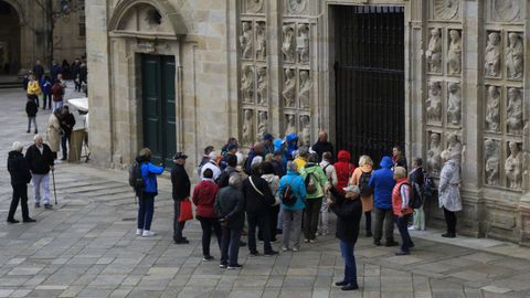 Turistas delante de la Puerta Santa, en la Praza da Quintana, esta misma semana