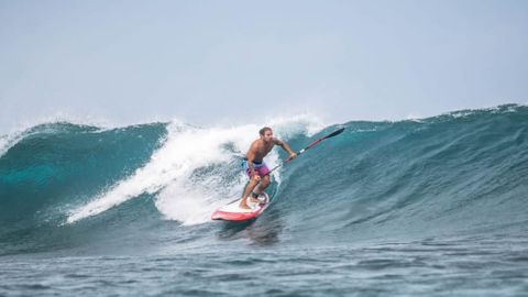 Imagen de Diego Bello practicando surf