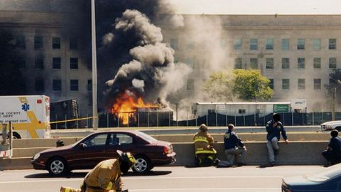 Una columna de fuego y humo sale de la fachada del Pentgono. 
