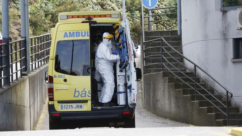 Una ambulancia, en un traslado en el Hospital Montecelo de Pontevedra durante la pandemia