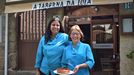 María y Lola posan con un plato de callos frente al restaurante A Taberna da Lola, en Mourillós