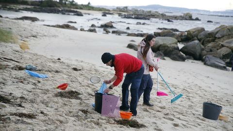 Voluntarios en las playas de O Pieirn y Meloxeira en O Grove