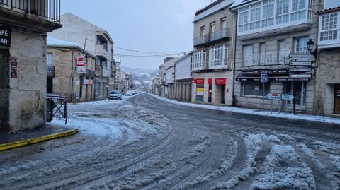 El casco viejo de A Pobra de Trives ha amanecido completamente nevado.