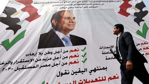 Un ciudadano pasa por uno de los mltiples crteles de apoyo a Al Sisi desplegados en El Cairo