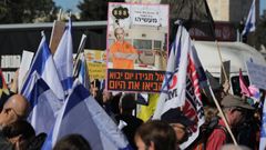 Cientos de manifestantes protestaron contra el nuevo Gobierno de Netanyahu y sus polticas, frente al Parlemtno israel. 
