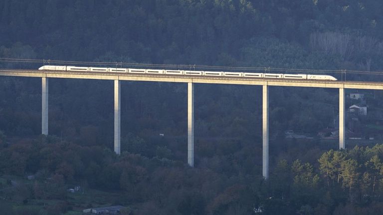 La línea de alta velocidad ferroviaria Galicia-Madrid aumenta su potencia eléctrica para ganar más capacidad