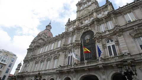Las banderas del Concello de A Coruña a media asta por el suceso