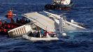 Un momento del rescate de los náufragos del catamarán turístico Ole Cuarto, con 33 pasajeros y tripulantes, a una milla del puerto de Cartagena. La imagen la publica Salvamento Marítimo en su cuenta de Twitter
