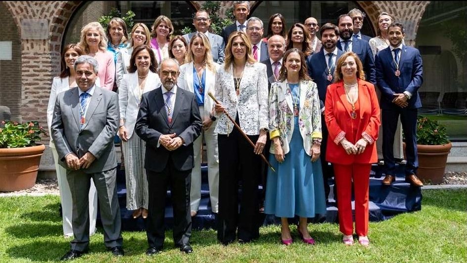 Gobierno y grupo municipal del PP en el Ayuntamiento de Pozuelo de Alarcn, con la viguesa Luca Molares a la derecha (de rojo)