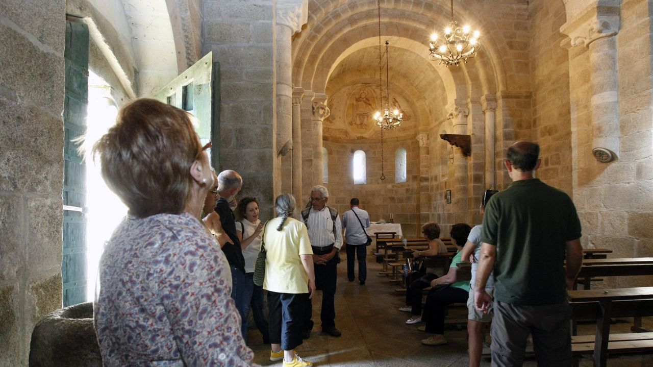 Concurso de patrullas de la Brilat.Visitantes en la iglesia románica de San Miguel de Eiré, en Pantón, que forma parte de las rutas de este verano