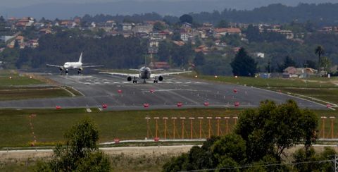 Imagen actual de la pista del aeropuerto corus de Alvedro con dos aviones operando en ella. 