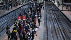 Una multitud de personas espera a la llegada de los trenes en la estacin de Atocha-Almudena Grandes, en Madrid.