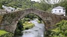 Puente medieval sobre el río en Navia de Suarna