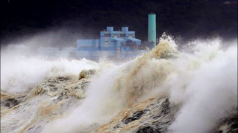 Grandes olas en la costa de la isla de Jeju tras el inminente avance del tifón Soulik a la península coreana, en Jeju, Corea del Sur.