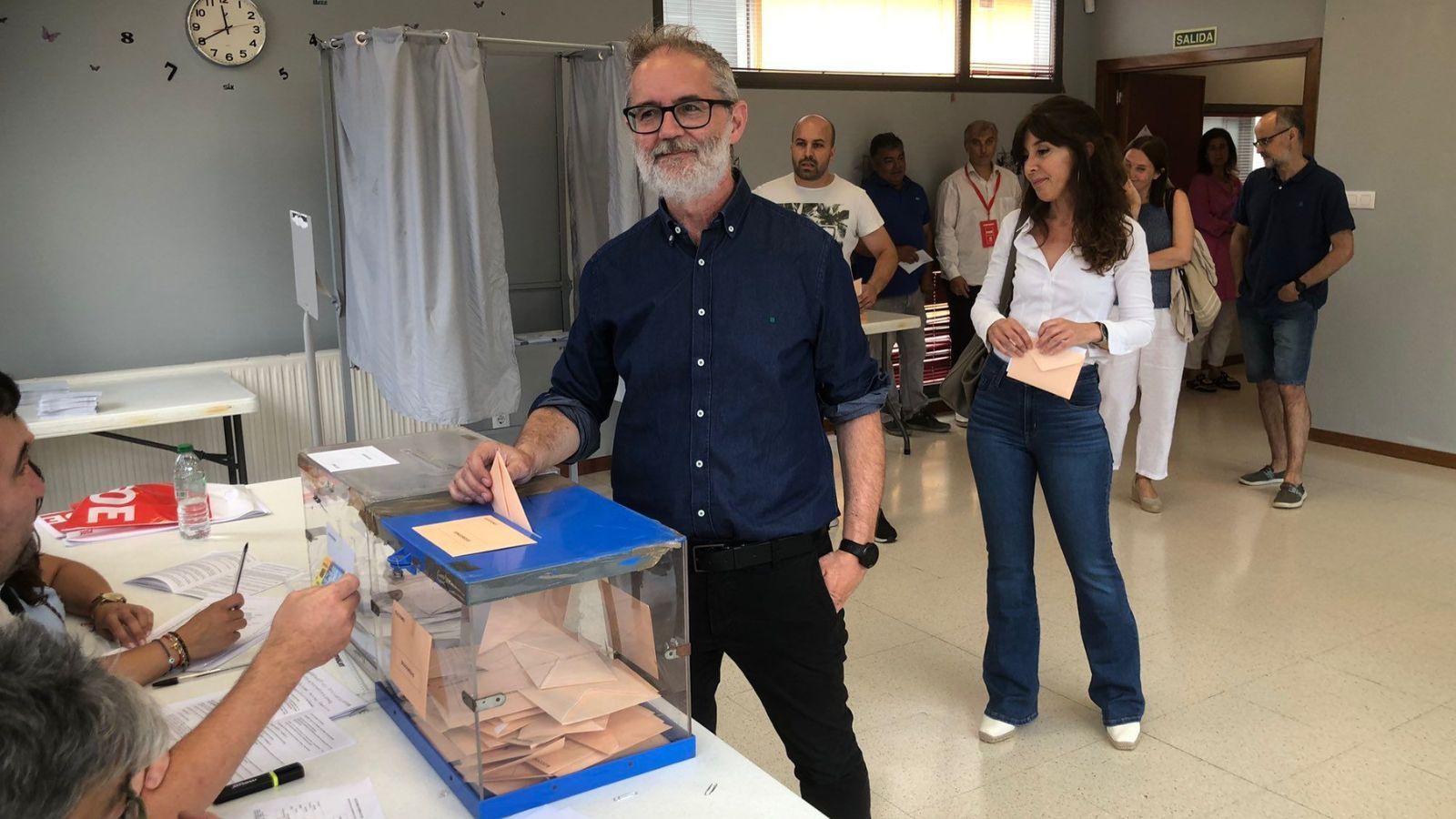 El cabeza de lista de Sumar al Congreso por Asturias, Rafael Cofio, vota en las elecciones generales del 23J en el colegio electoral de La Camocha, en Gijn