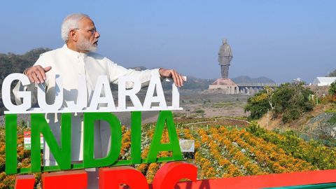 El primer ministro de la India, Narendra Modi, frente a la estatua gigante dedicada a Sardar Vallabhbhai Patel