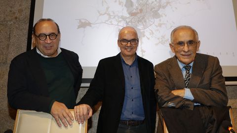 Alfonso Salgado, Ángel Cid (presidente del Colexio de Arquitectos en Santiago) y Xerardo Estévez