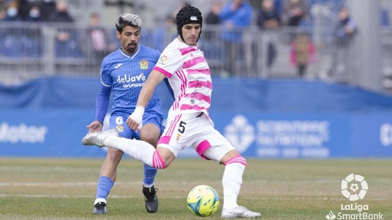 Luismi Sánchez despeja un balón ante la presión de Ibán Salvador durante el Fuenlabrada - Real Oviedo