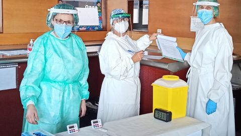 Personal del rea sanitaria coruesa en la Casa del Mar realizando test de antgenos a los marineros