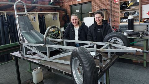 Carla (izquierda) y Sheila, en el taller de soldadura del IES, con el chasis de la carrilana
