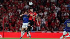 Ra�llo y Thiago Borbas disputan un bal�n en el Mallorca-Real Oviedo