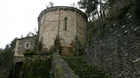 bside de la iglesia de Santo Estevo de Chouzn, en Carballedo (ruta 5)
