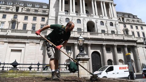 Un jardinero trabaja ante la sede del Banco de Londres, en la City