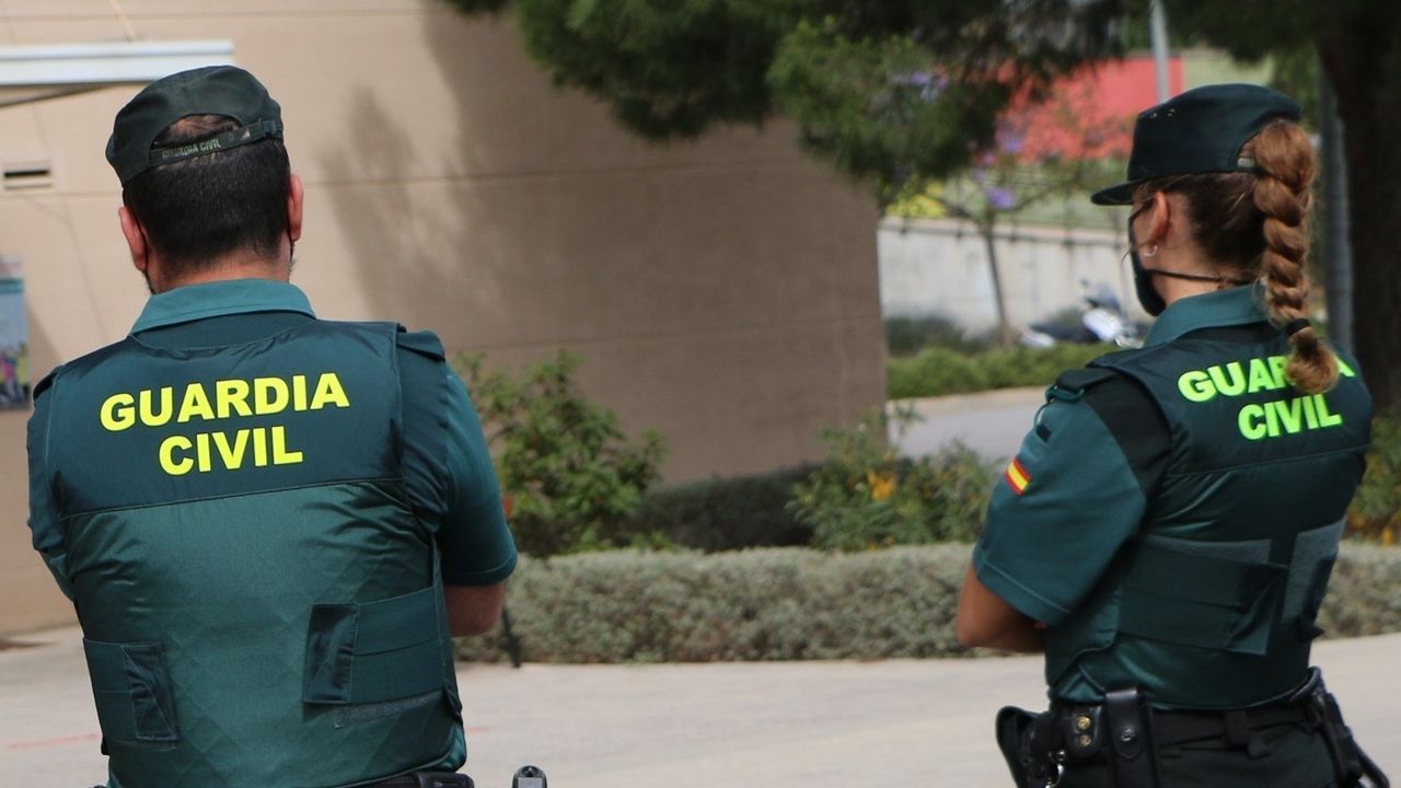 Iberdrola pone el broche en Fene a su mayor pedido de «jackets».Dos agentes de la Guardia Civil, en una foto de archivo.