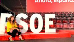 Pilar Huerta posa junto a las siglas del PSOE en el 2019