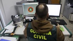 Un agente del Equipo @ de la Guardia Civil para la zona de Santiago especializado en estafas por internet