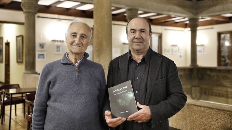 Rafael Otero, á dereita, xunto a Avelino Muleiro na presentación do seu ensaio no Liceo de Ourense