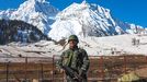 Un soldado hace guardia cerca de Srinagar, la capital de la Cachemira india.